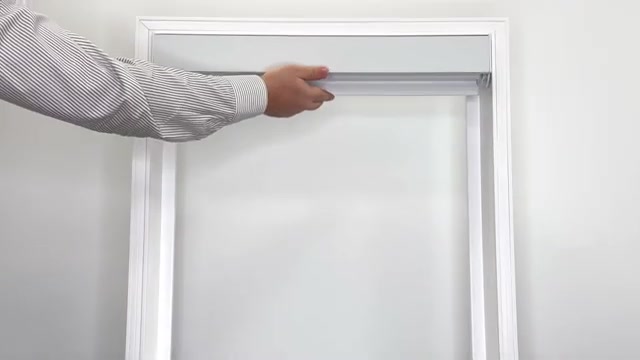 Hand operating a cordless horizontal blind